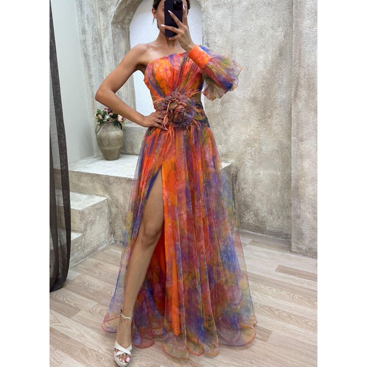 **Robe Élégante Asymétrique à Détail Floral** ✨